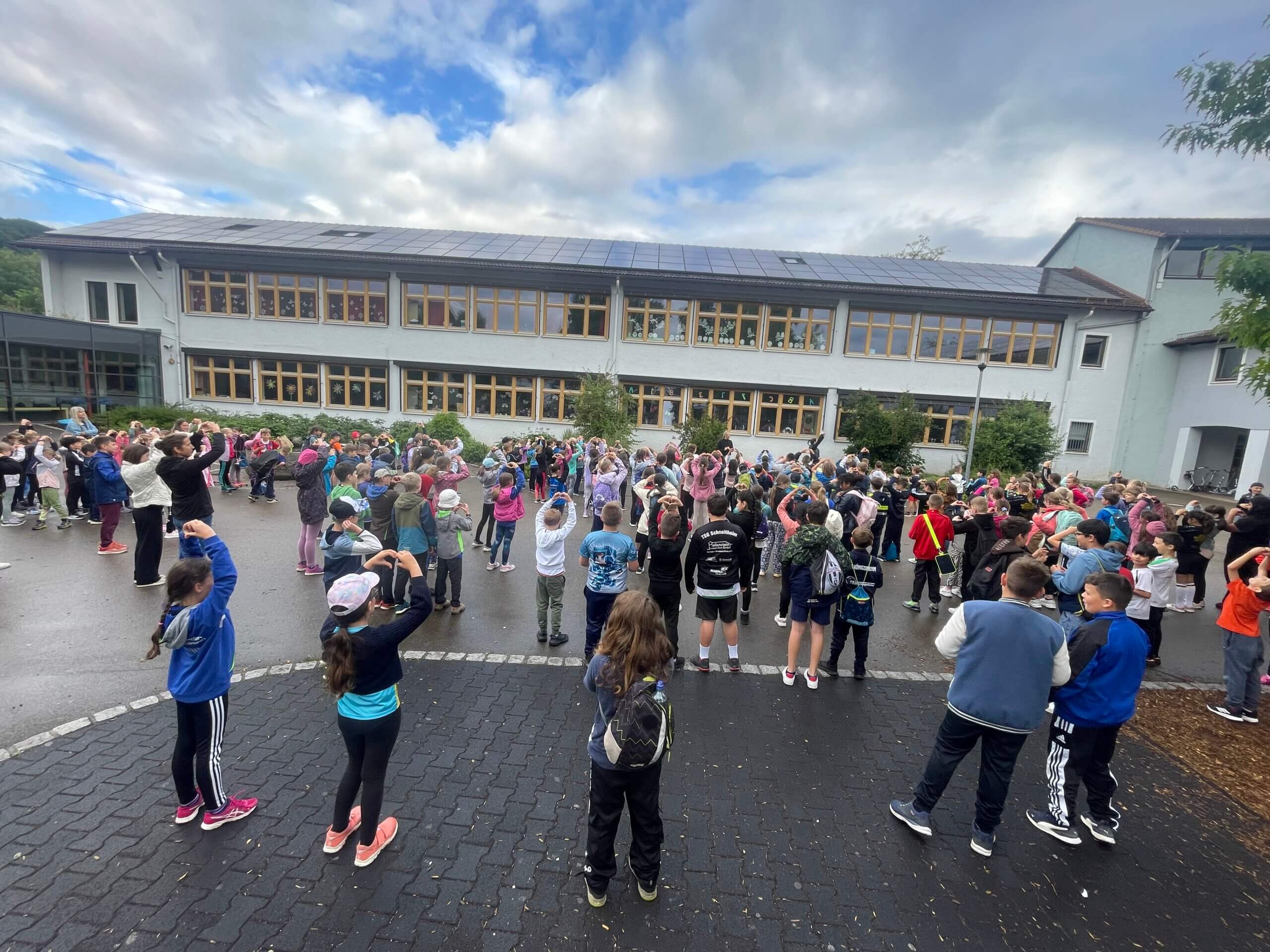 Grundschulkinder beim gemeinsamen Tanz
