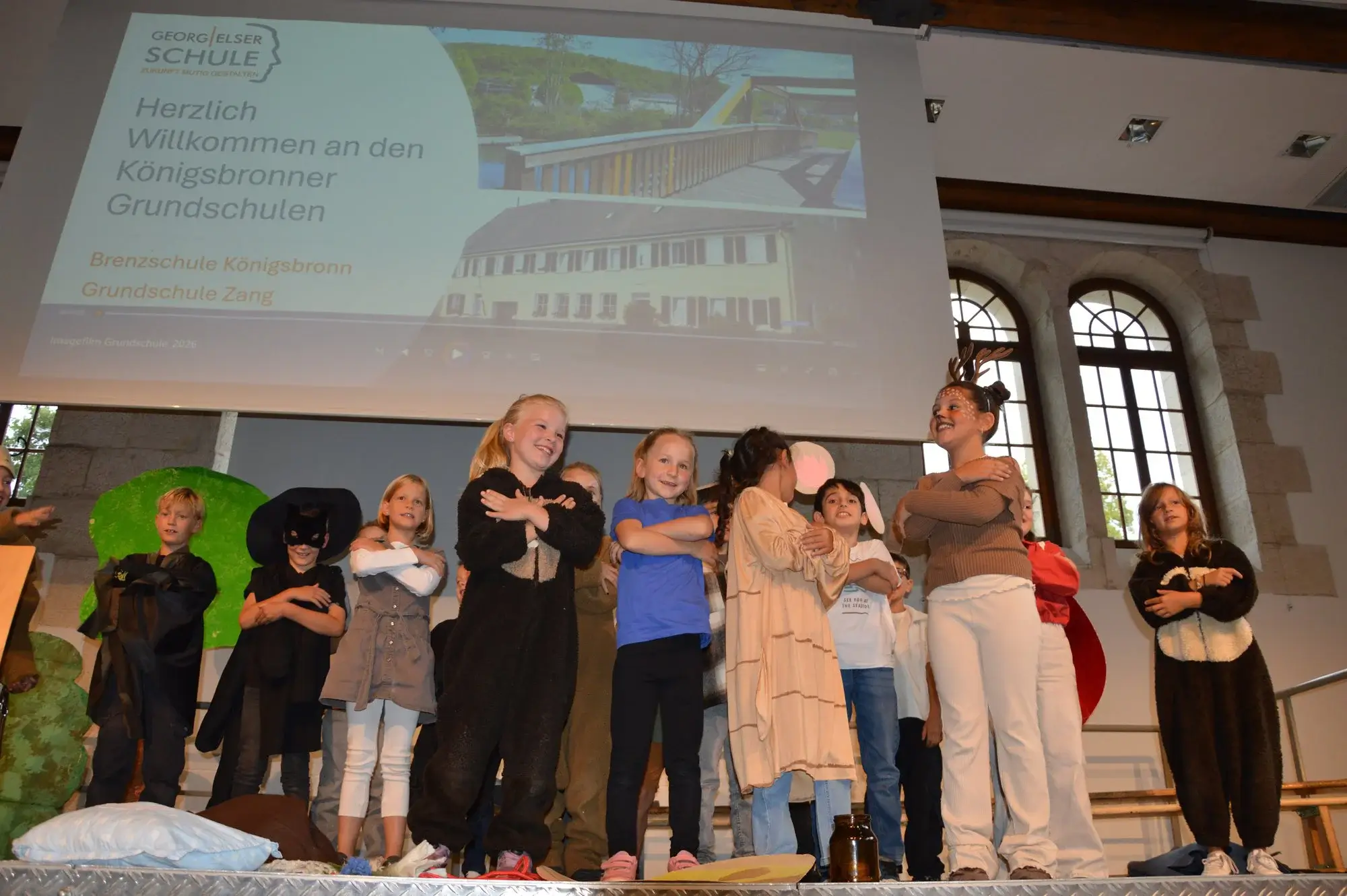 Schülerinnen und Schüler der Klasse B2aB beim Theaterstück auf der Bühne