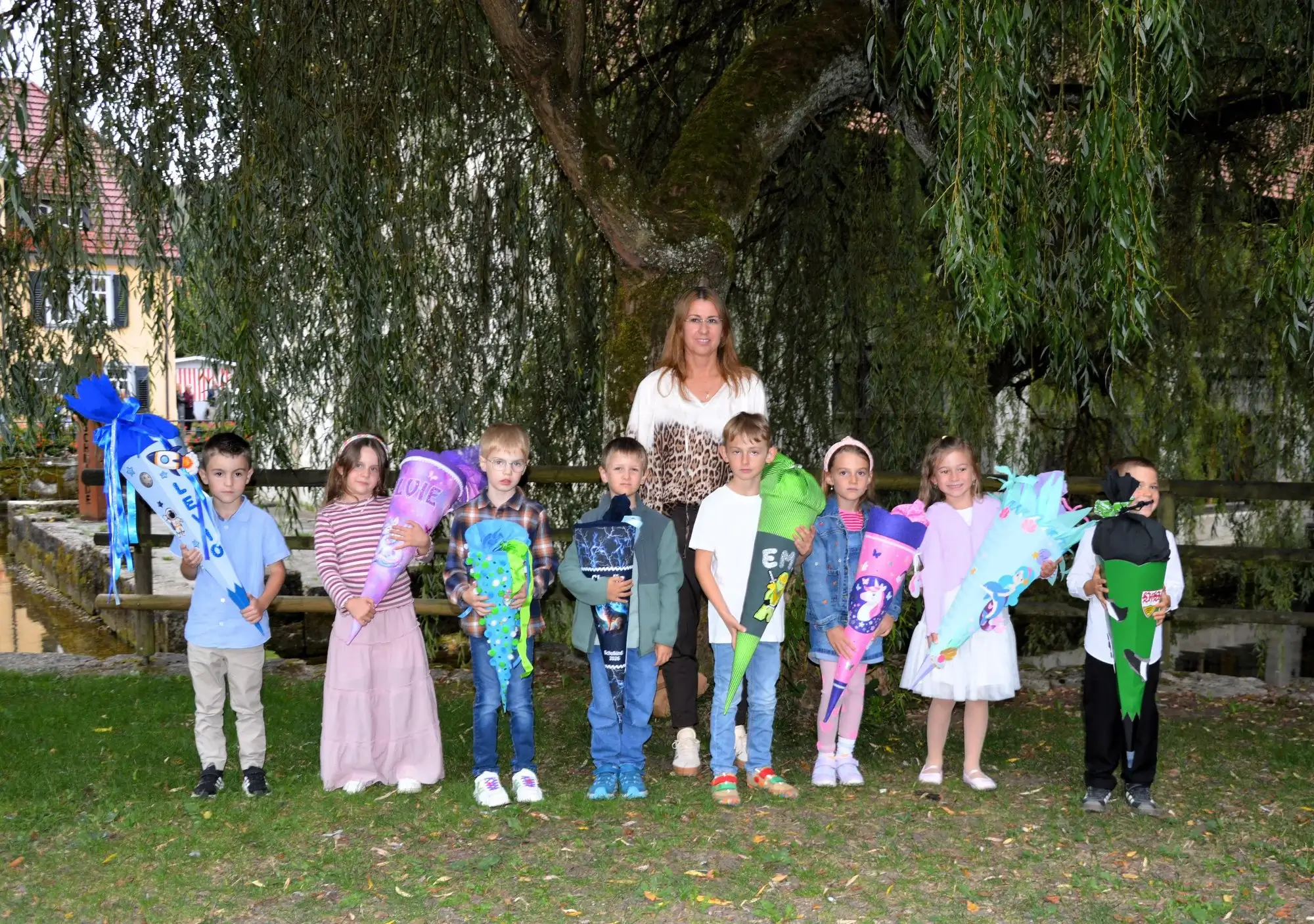 Klassenfoto der GS1Z mit Frau Gseller und den Schultüten