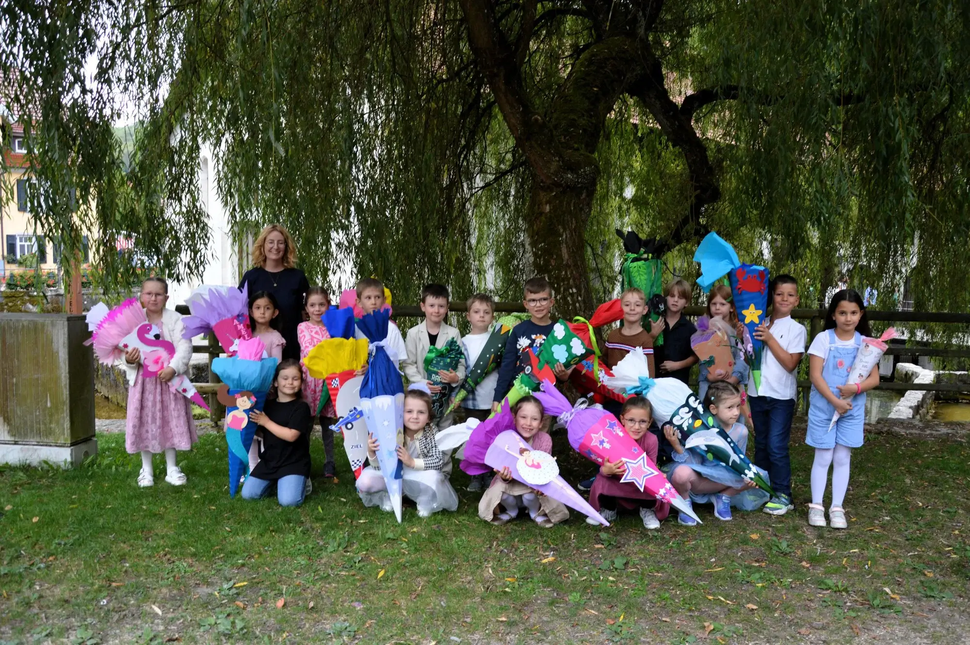 Klassenfoto der GS1bB mit Schultüten; Klassenlehrerinnen Frau Feil und Frau Bauder