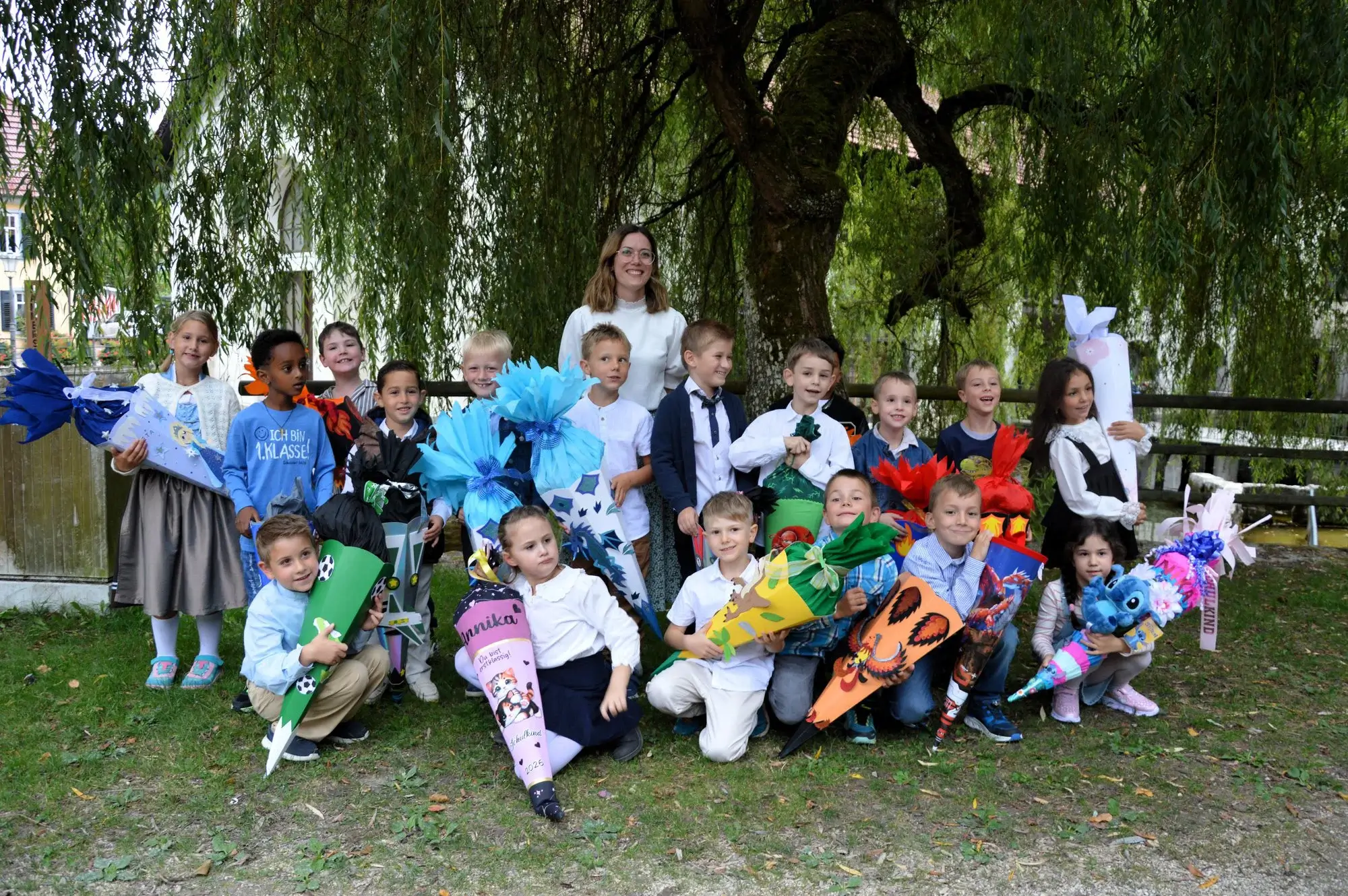 Klassenfoto der GS1aB mit Frau Winter und den Schultüten