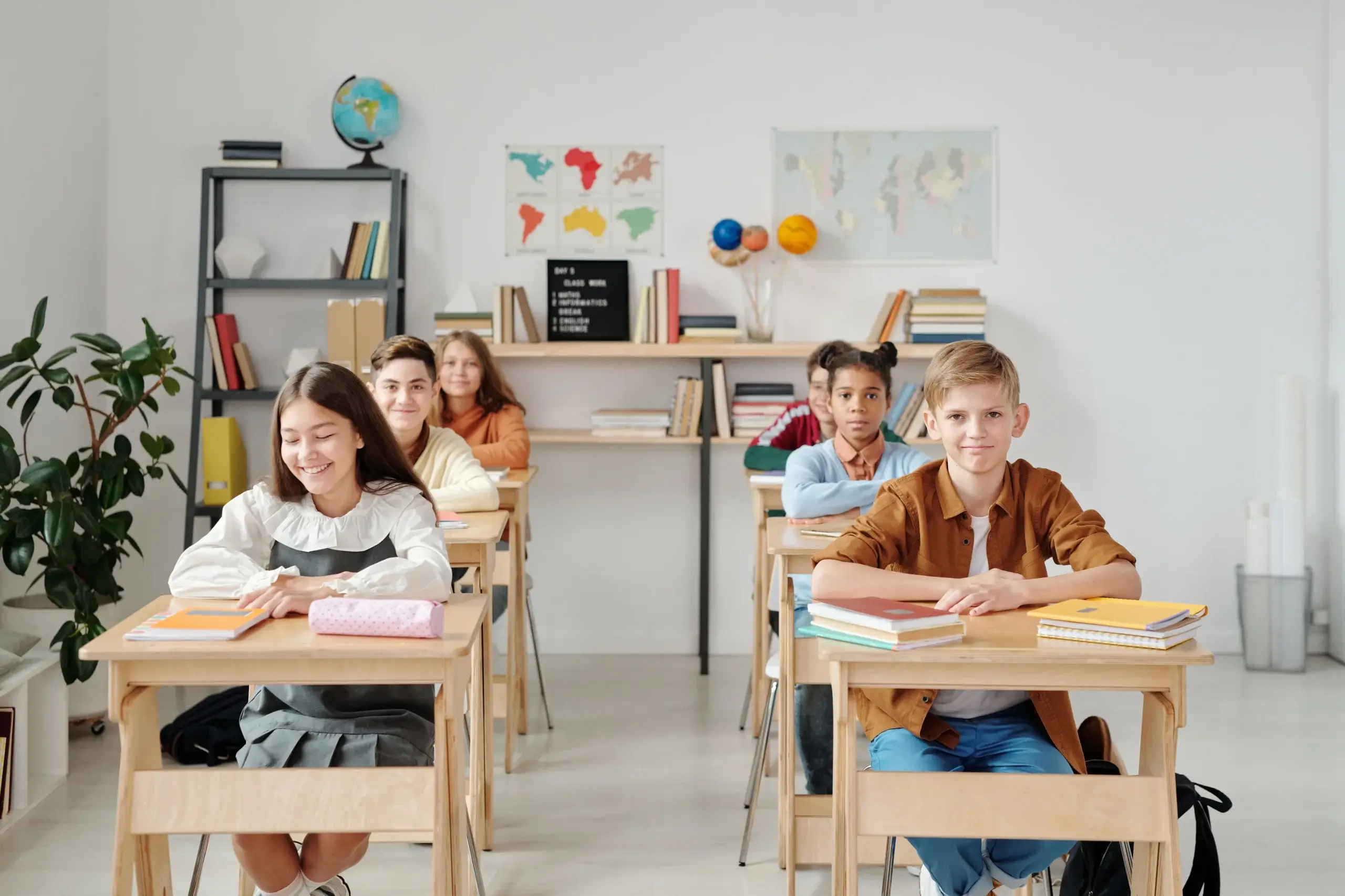 Schülerinnen und Schüler im Klassenzimmer