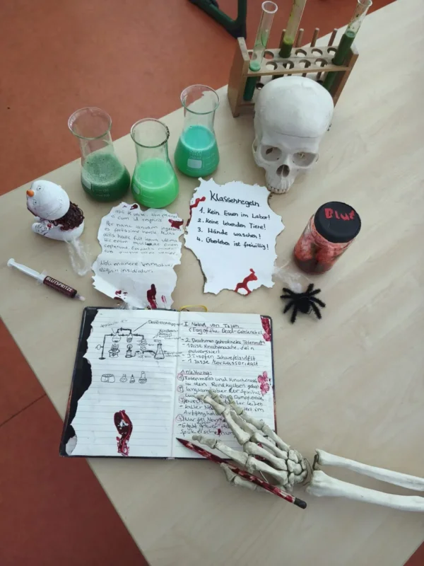 Halloween-Dekoration: gruseliges Labor mit Reagenzgläsern, Totenkopf und Skeletthand