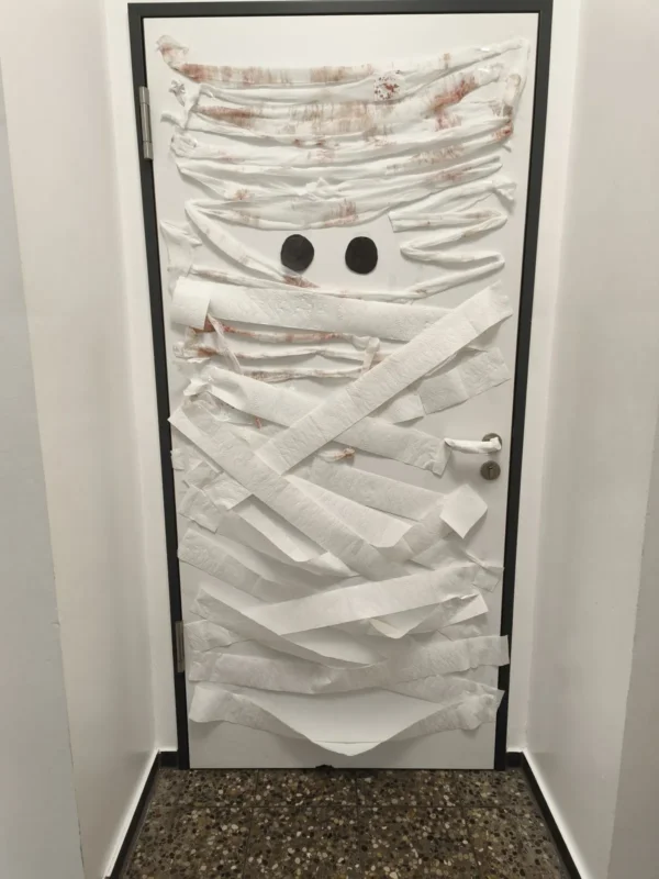 Als Mumie gestaltete Klassenzimmertür
