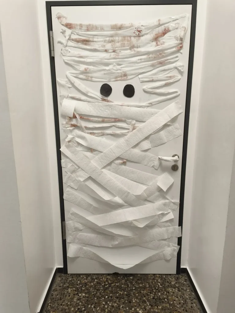 Als Mumie gestaltete Klassenzimmertür