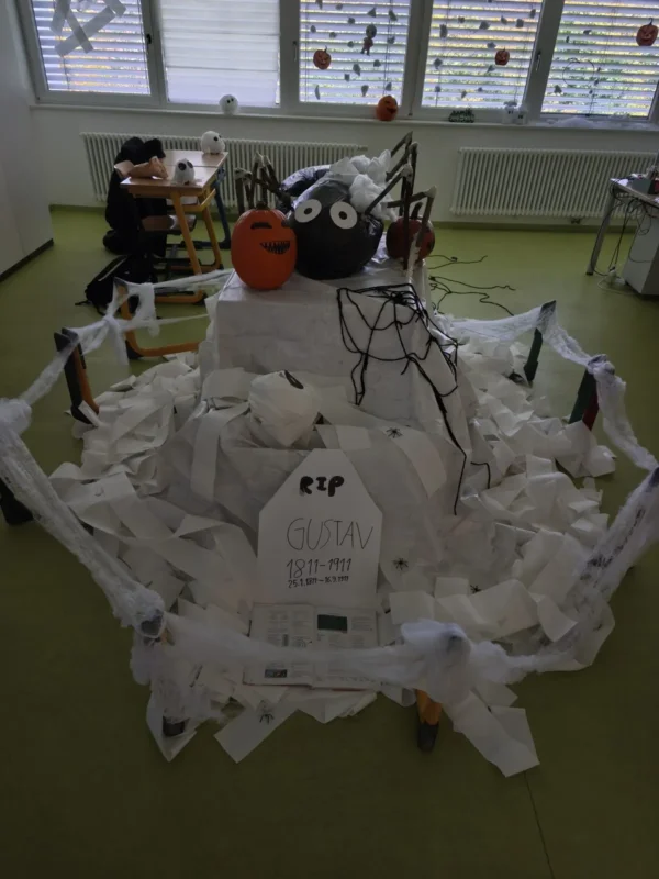 Riesige Spinne mit Spinnennetz aus Papier im Klassenzimmer