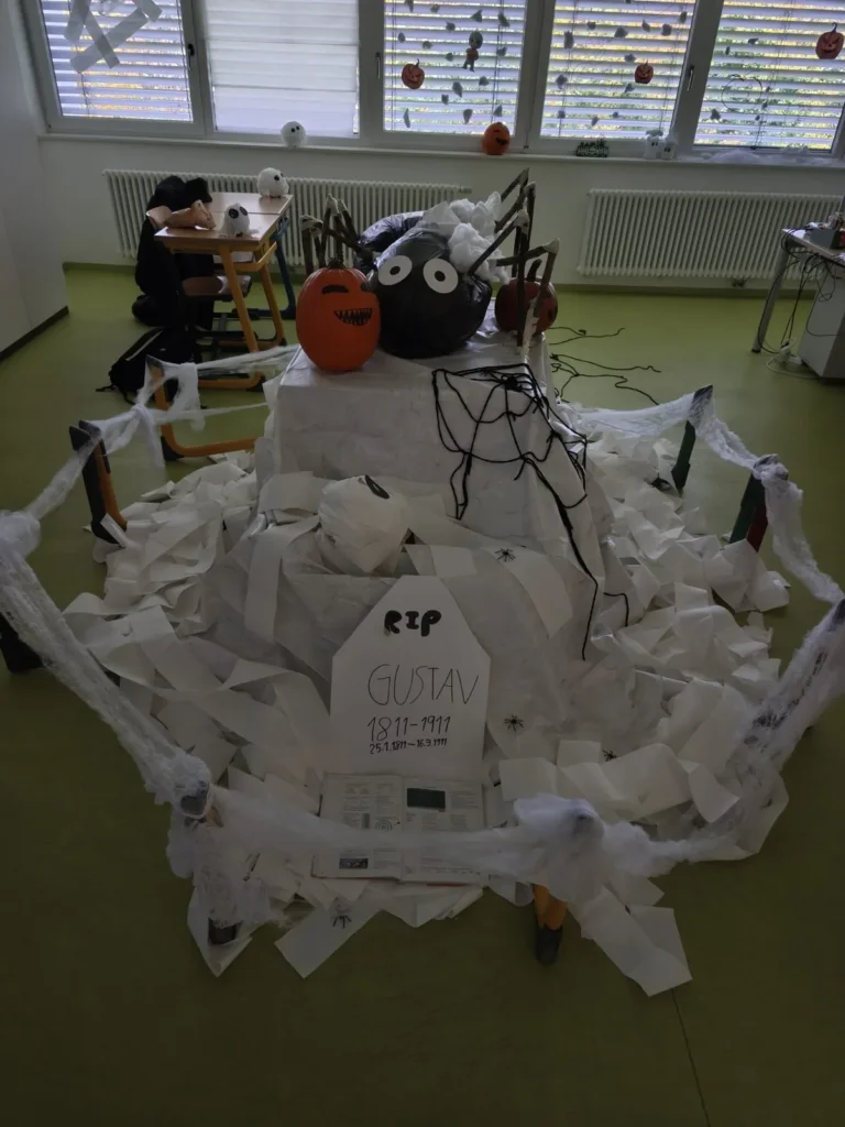 Riesige Spinne mit Spinnennetz aus Papier im Klassenzimmer