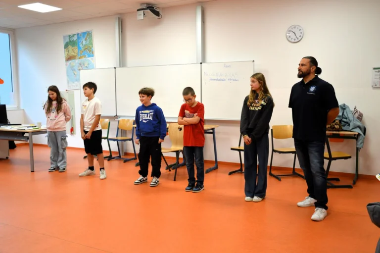 Workshop im Klassenzimmer: Übungen im Stehkreis beim Präventionstag 2026