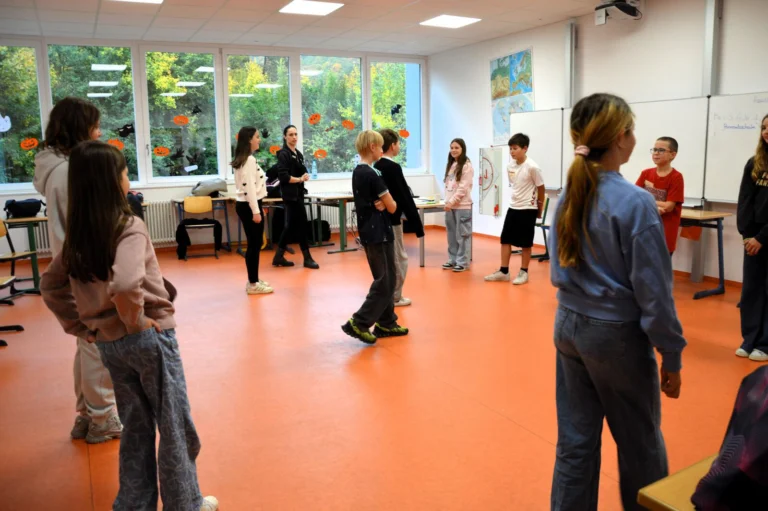 Workshop im Klassenzimmer: Übungen im Stehkreis beim Präventionstag 2026