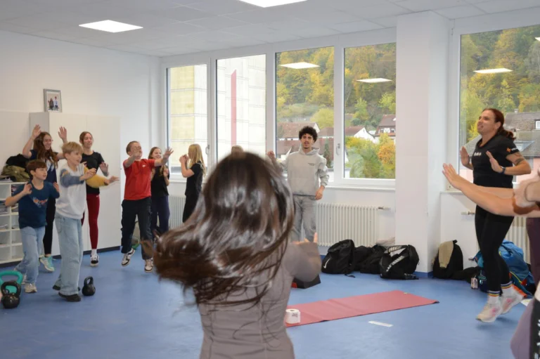 Bewegungsworkshop im Klassenraum beim Präventionstag 2026