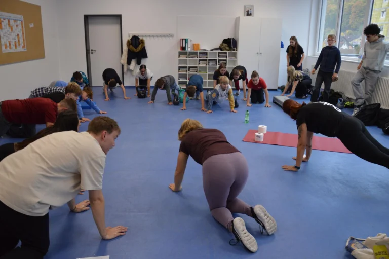 Bewegungsworkshop im Klassenraum beim Präventionstag 2026
