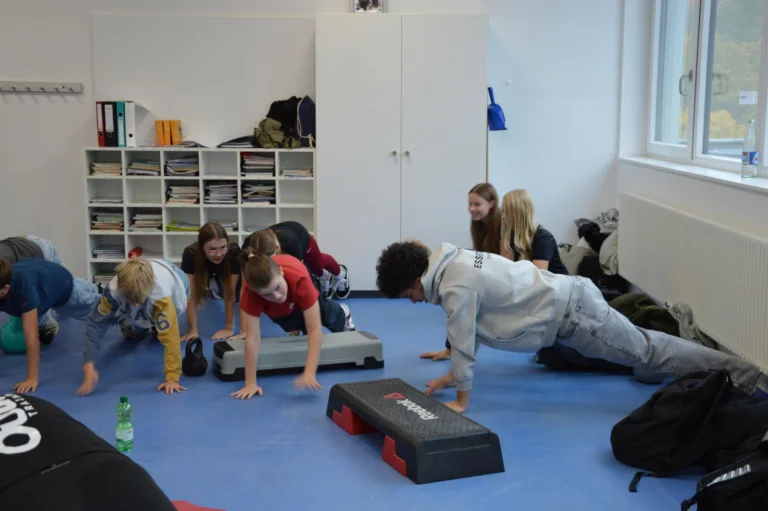 Bewegungsworkshop im Klassenraum beim Präventionstag 2026