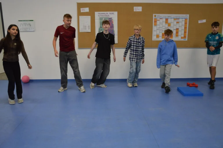 Bewegungsworkshop im Klassenraum beim Präventionstag 2026