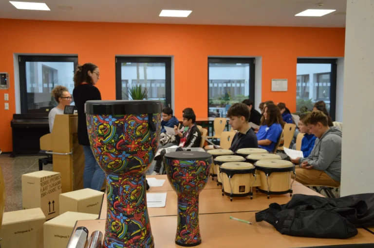 Musikworkshop mit Trommeln und Cajons beim Präventionstag 2026