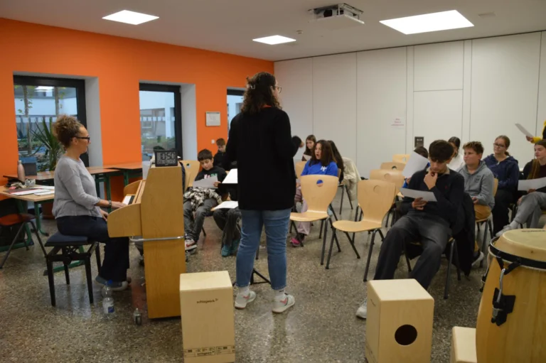 Musikworkshop mit Trommeln und Cajons beim Präventionstag 2026